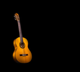 Fototapeta na wymiar Guitare flamenca sur fond noir