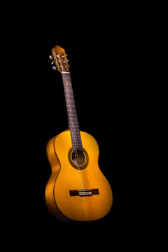 Guitare flamenca sur fond noir