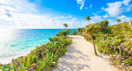 Zelfklevend Fotobehang Paradijslandschap van Tulum aan tropische kust en strand. Mayan ruïnes van Tulum, Quintana Roo, Mexico. © Simon Dannhauer