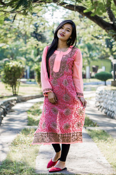 Featured image of post Girls Photo Pose In Kurti - Only real amateur captures, selfies, vines, webcams, videos of daddy girls.