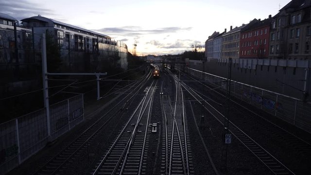 G&uuml;terzug im Sonnenaufgang