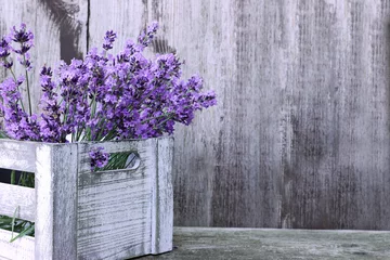 Photo sur Plexiglas Lavande Fleurs de lavande en boîte sur fond de bois