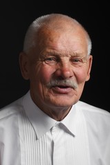 Obraz premium Positive old man in white shirt