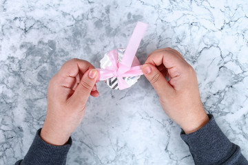 Diy christmas gift wrapping. How to make a beautiful surprise gift from a cardboard cup with marshmallow. Step by step, workshop.