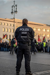 Deutscher Polizist bewacht eine Demonstration