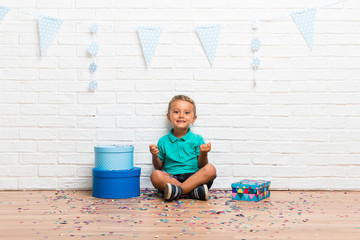 Naklejka premium boy celebrating his birthday with confetti in a party