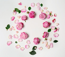 Obraz na płótnie Canvas Beautiful frame made of pink roses on white background