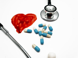 Ein gesundes Herz, Stethoskop, Blut,Tabletten auf weißem Hintergrund