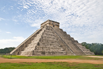 Fototapeta na wymiar El Castillo pyramid in Chichen Itza, Yucatan, Mexico.