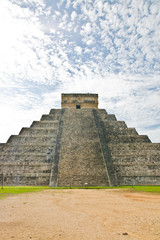 Obraz na płótnie Canvas El Castillo pyramid in Chichen Itza, Yucatan, Mexico.