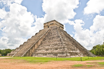 Fototapeta na wymiar El Castillo pyramid in Chichen Itza, Yucatan, Mexico.