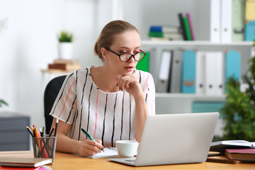 Obraz premium Female student with laptop studying at home