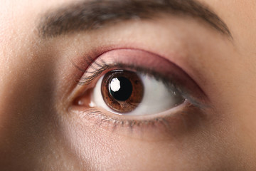 Obraz premium Młoda kobieta z pięknymi oczami, zbliżenie