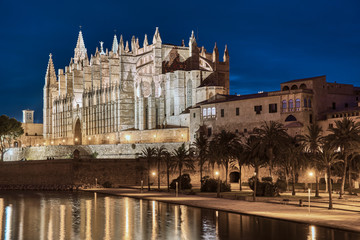 Fototapeta na wymiar Catedral de Palma de Mallorca al atardecer