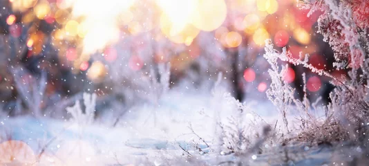 Fotobehang Winter Winter zonnige achtergrond met besneeuwde takken en bokeh-effecten.