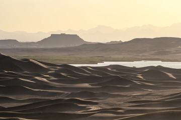 Wüste mit Sanddünen, See und zoroastrischem Tempel nahe Yazd, Iran