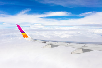 Fototapeta premium looking aircraft wing through the window
