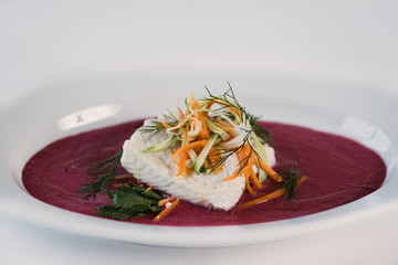 Filet Jesiotra z mleka z pieczonym burakiem i kokosem