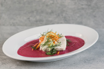 Filet Jesiotra z mleka z pieczonym burakiem i kokosem