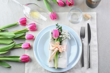 Obraz na płótnie Canvas Stylish table setting with pink tulips