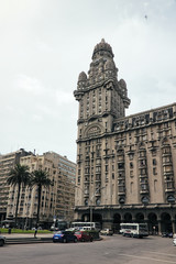Avi&oacute;n sobre Palacio Salvo, Montevideo