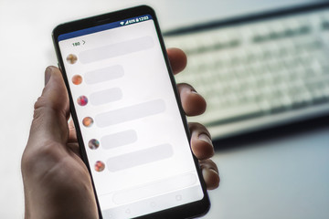 Smartphone mit leerer Kommentarspalte als Vorlage für weitere Bearbeitung