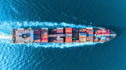 Luftbild-Containerschiff mit voller Geschwindigkeit im Meer für Logistik-Import-Export-, Versand- oder Transportkonzept. © Pawinee