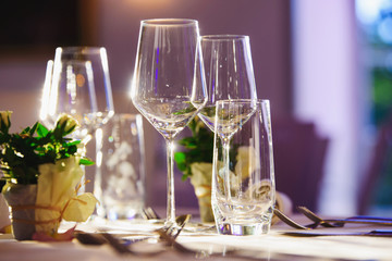 tisch im restaurant in der sonne