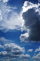 Obraz premium sky with white fluffy and rainy dark clouds after rain. Background texture. 