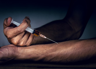 injection heroin to hand