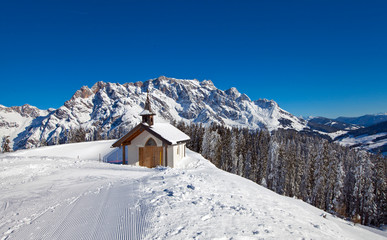 Eine Kapelle vor der Kulisse des Hochkönigs