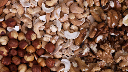 орехи на столе