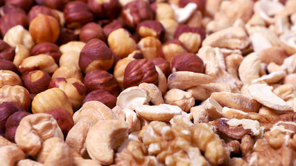 орехи на столе