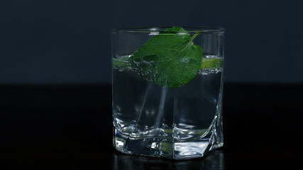 Напиток в стеклянном стакане с лаймом