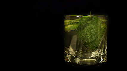 Напиток в стеклянном стакане с лаймом