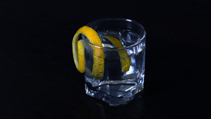 Напиток в стеклянном стакане с лимоном