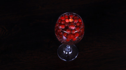 Напиток в стеклянном фужере с ягодами
