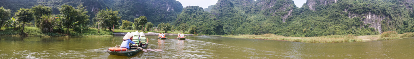 Boote auf dem Fluß Hanoi Vietnam Panorama