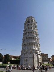 La torre de Pisa o torre inclinada de Pisa (torre pendente di Pisa) es la torre campanario de la catedral de Pisa, situada en la Plaza del Duomo.