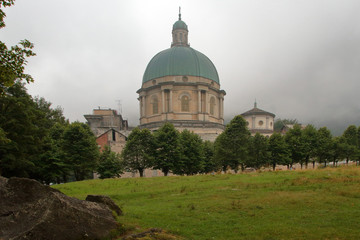 cupola del santuario di oropa in italia 