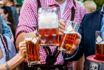Mit Massbier anstossen