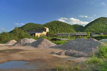 Naklejka premium Old abandoned factory and green mountains background