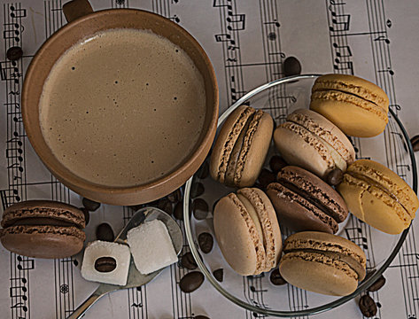 Taza de caf&eacute; con macarrones