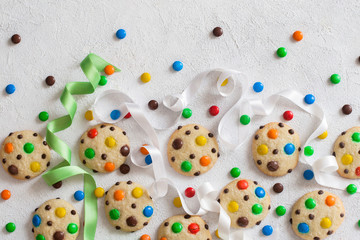 Fototapeta na wymiar Colourful background: homemade cookies with candies