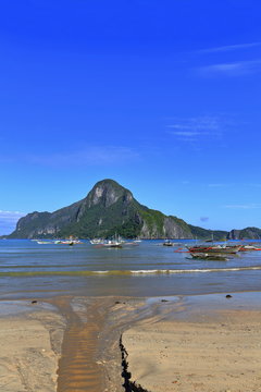 Fishing and tour boats moored at El Nido beach-Bacuit bay-Palawan-Philippines-0832