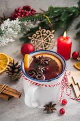 Obraz na płótnie Canvas Mulled wine with spices and christmas decoration