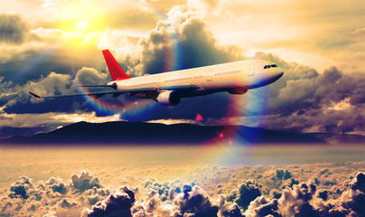 Obrazy na Szkle  Koncepcja podróży samolotem i przeznaczenia. Komercyjny samolot lecący nad zachód słońca krajobraz. Linie lotnicze i biura podróży