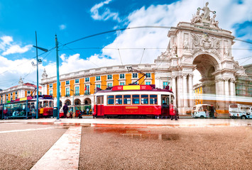 Lisboa,Portugal.Arco del triunfo y plaza del comercio.Tranvía y paisaje de la ciudad.