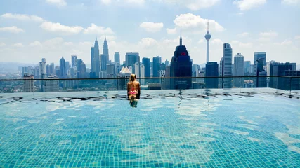 Gordijnen Infinity-zwembad van Kuala Lumpur © annaszella