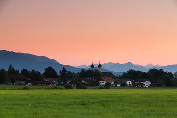Fototapeta na wymiar Das Blaue Land - Benediktbeuern - Alpenpanorama
